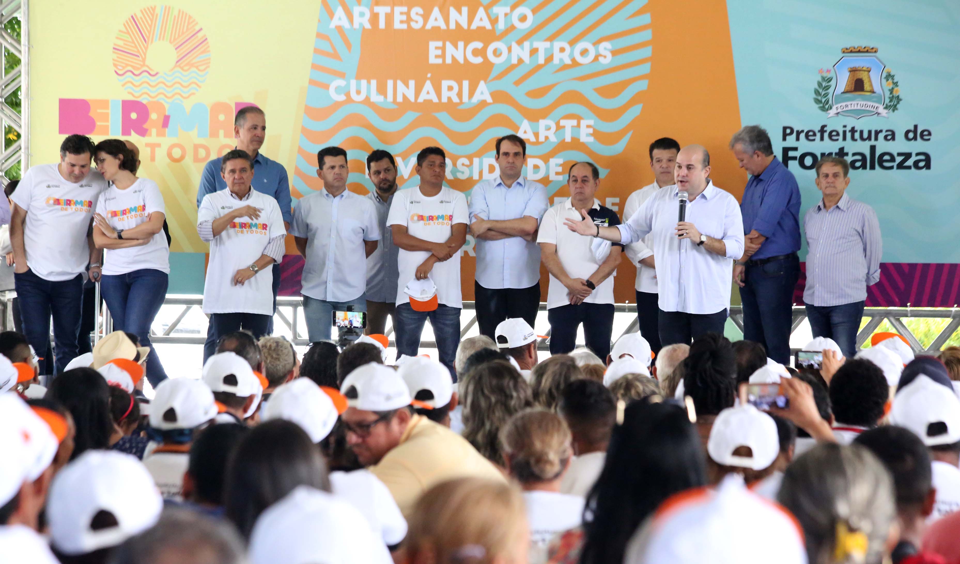 prefeito roberto cláudio fala ao microfone